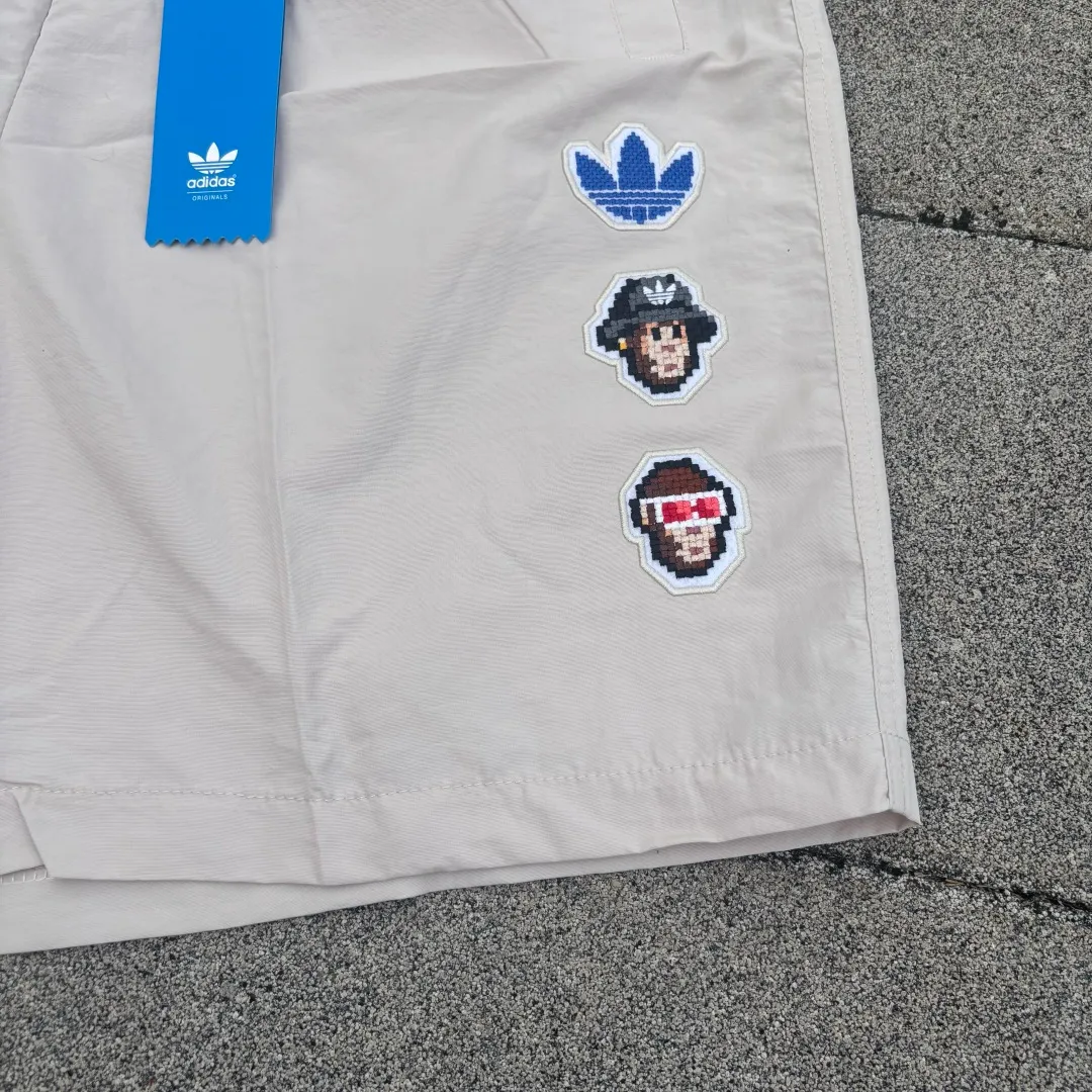 𝟬𝟱𝟰𝟰𝟵# Exclusive real shot/difference between various stolen pictures and online version on the market [Adidas joint model for men and women Same Style𝗔𝗱𝗶𝗱𝗮𝘀/Adidas clover 𝘅 𝗠𝗼𝗻𝗸𝗲𝘆 𝗞𝗶𝗻𝗴𝗱𝗼𝗺 Joint Series 𝗪𝗼𝘃𝗲𝗻 𝗦𝗵𝗼𝗿𝘁𝘀】 Embroidered 𝗟𝗼𝗴𝗼 Drawstring Lace-Up casual sports casual shorts ✅Full set of 1:1 customized accessories ➕Customized three-label ➕𝗬𝘂𝗮𝗻 version hang tag ➕𝗹𝗼𝗴𝗼 packaging bag🔥 ➕Scan the tag to enter the official website. ✅The top version, worn by many bloggers on Xiaohongshu ins. 💥Excellent woven fabric, smooth to the touch, quick-drying, perspiration-wicking, lightweight, breathable, anti-wrinkle, highly elastic and non-deformable, making the upper body super stylish and cool. Very comfortable in the hot summer! ✅Simple and atmospheric! Ordered from a major factory, the three standards are complete. Both the fabric and workmanship details are absolutely top-notch. The three-dimensional tailoring makes the upper body appear slimmer. In the hot and long summer, it is highly recommended that you have two, it is a must buy! Size: S.M, L, XL, Color: White